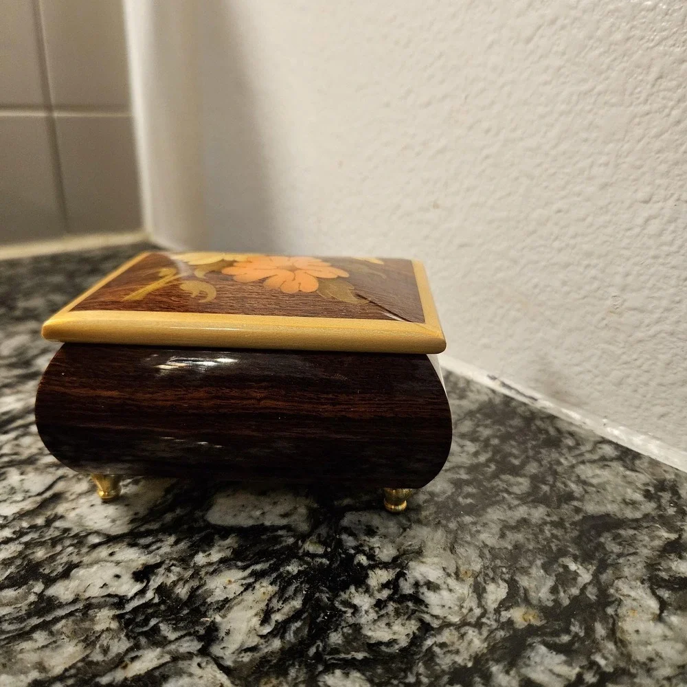 handcrafted Italian wooden inlaid‎ jewelry box Sorrento-style artistry